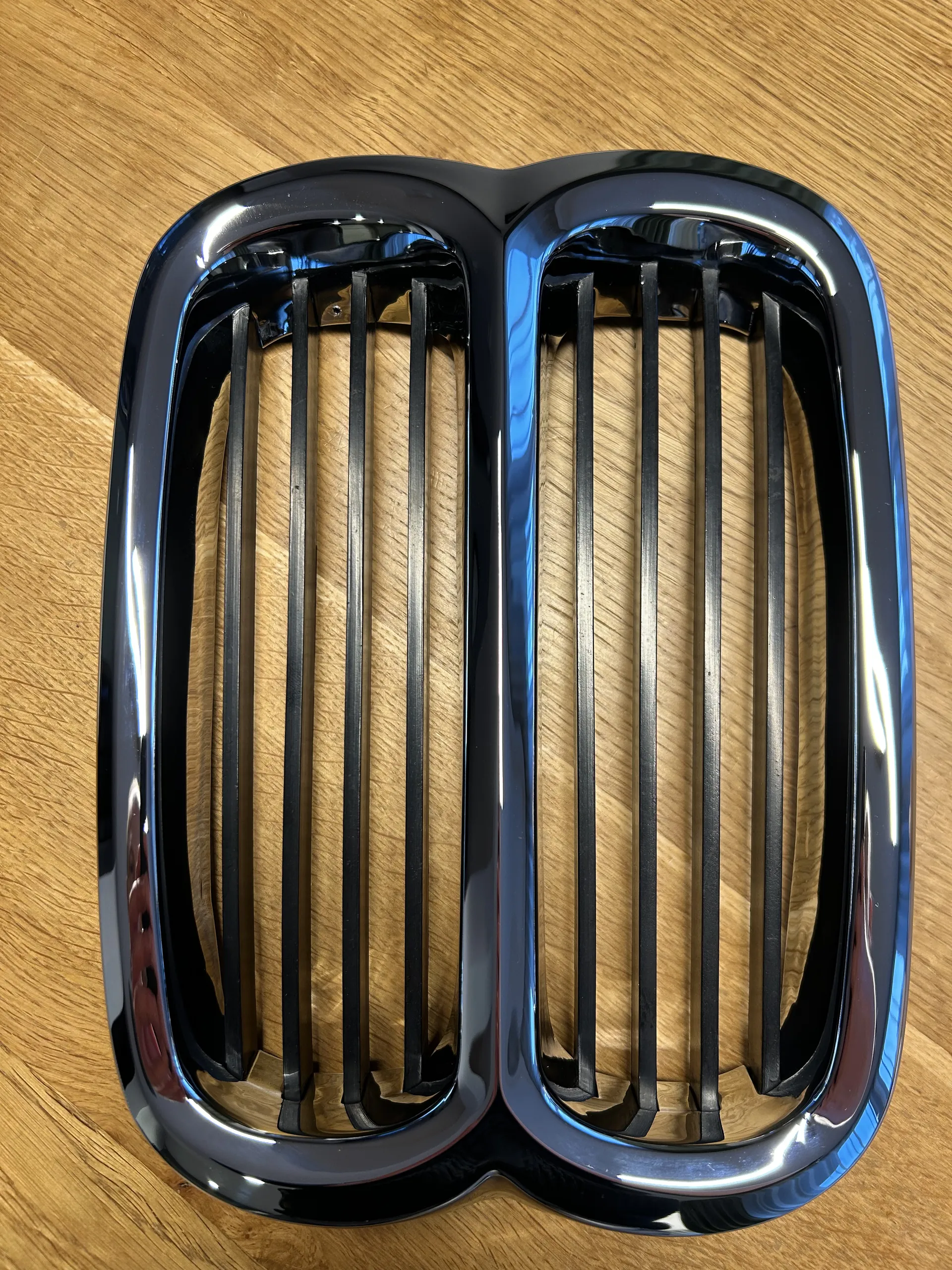 Restored BMW central kidney grille — view 5