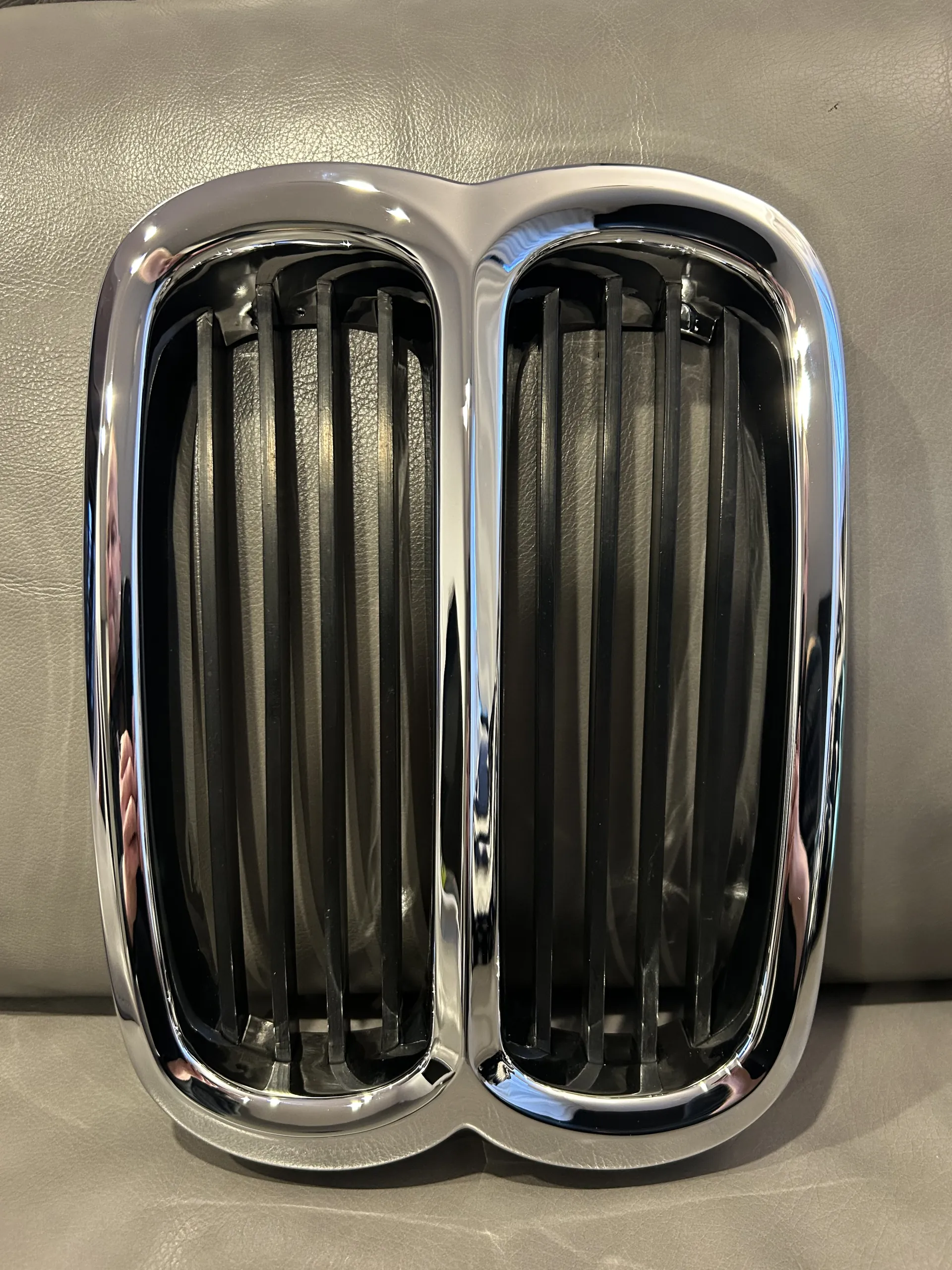Restored BMW central kidney grille — view 7