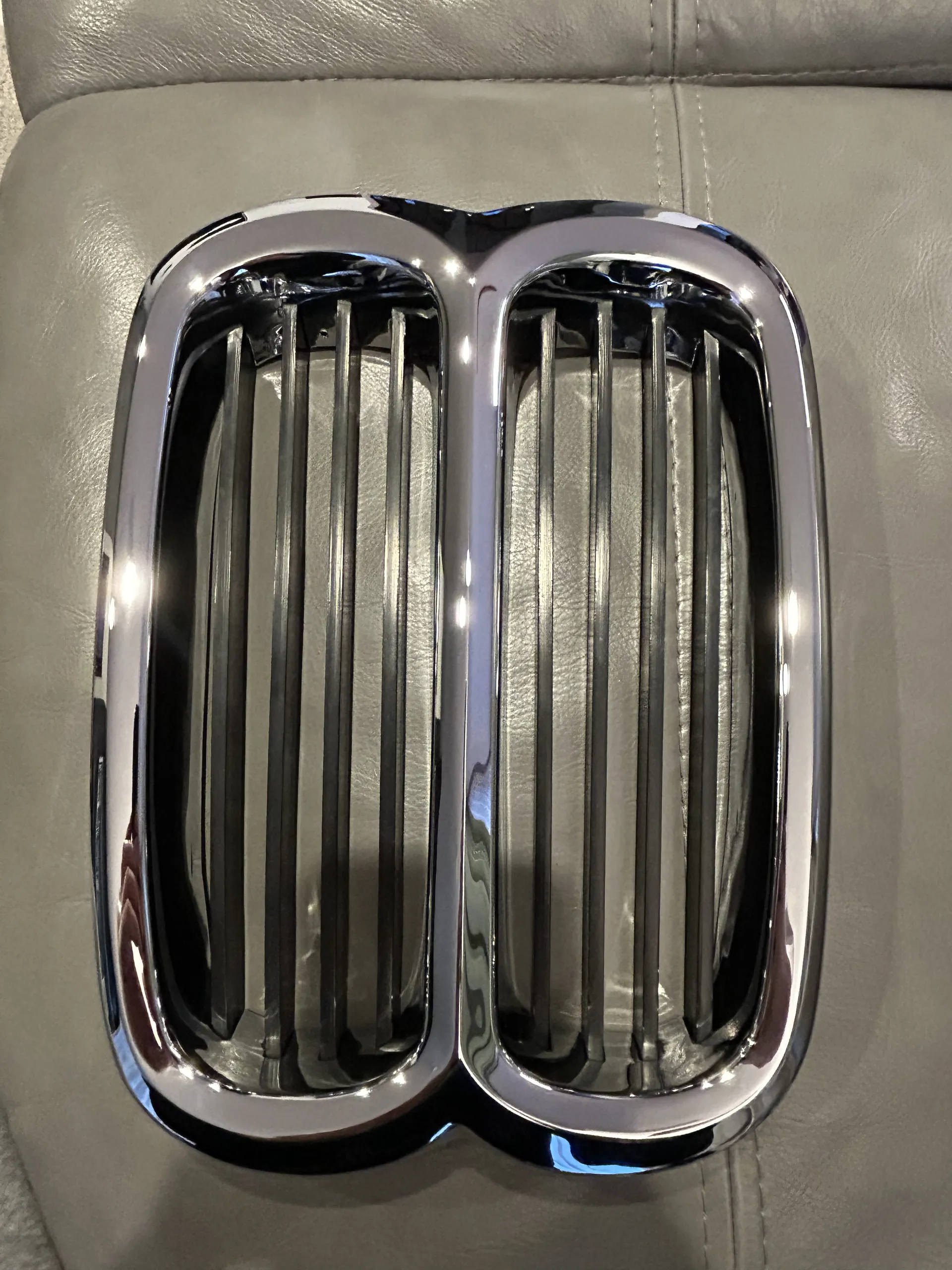 Restored BMW central kidney grille — view 8