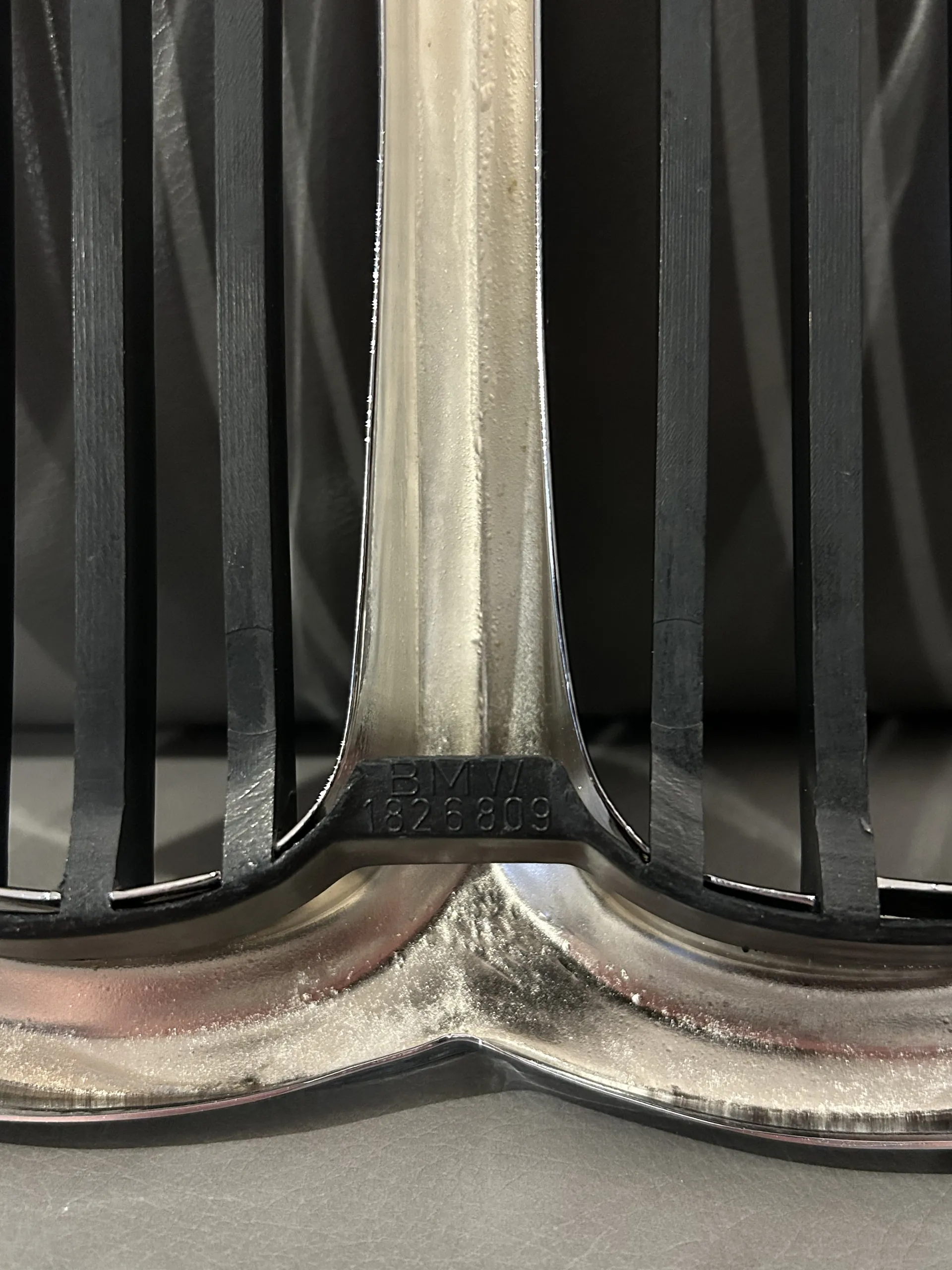 Restored BMW central kidney grille — view 10