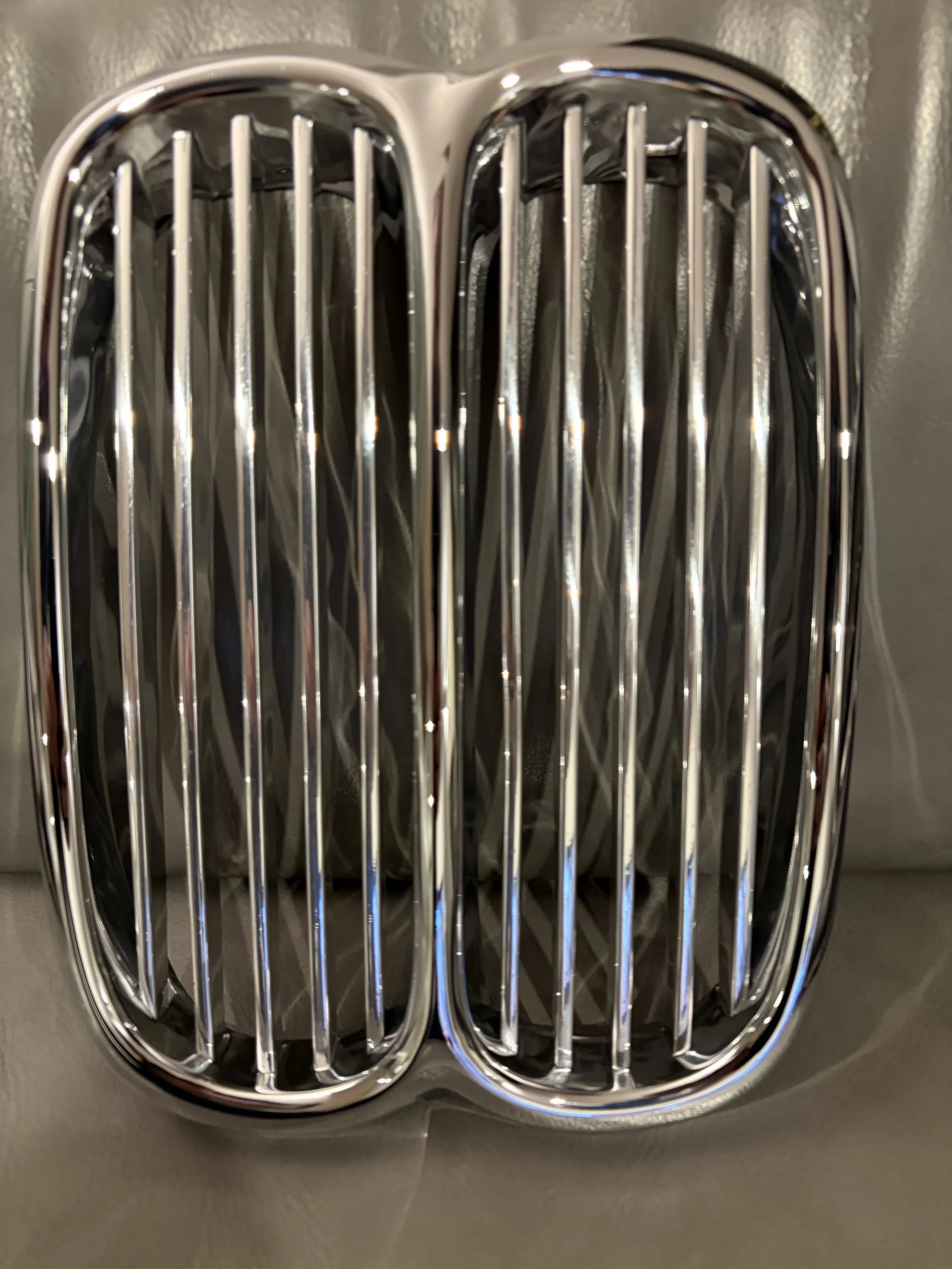 Restored BMW central kidney grille — view 11